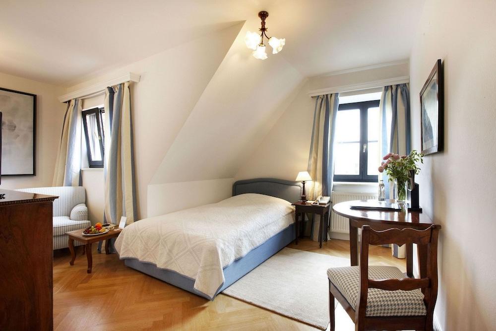 シュロスバーグホテル ダス クンストホテル グラーツ エクステリア 写真 A typical room at the Hotel de l'Université