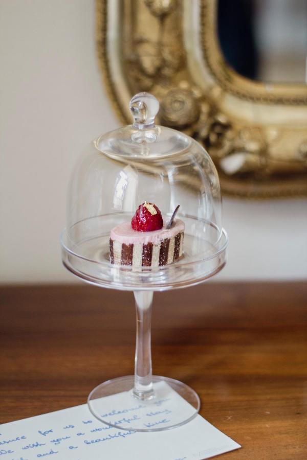 シュロスバーグホテル ダス クンストホテル グラーツ エクステリア 写真 A cake stand with a cake