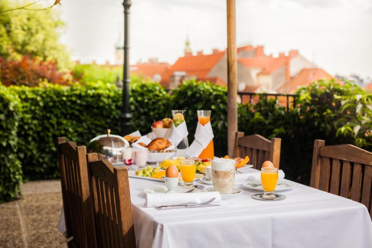 シュロスバーグホテル ダス クンストホテル グラーツ エクステリア 写真 Breakfast at the Hotel
