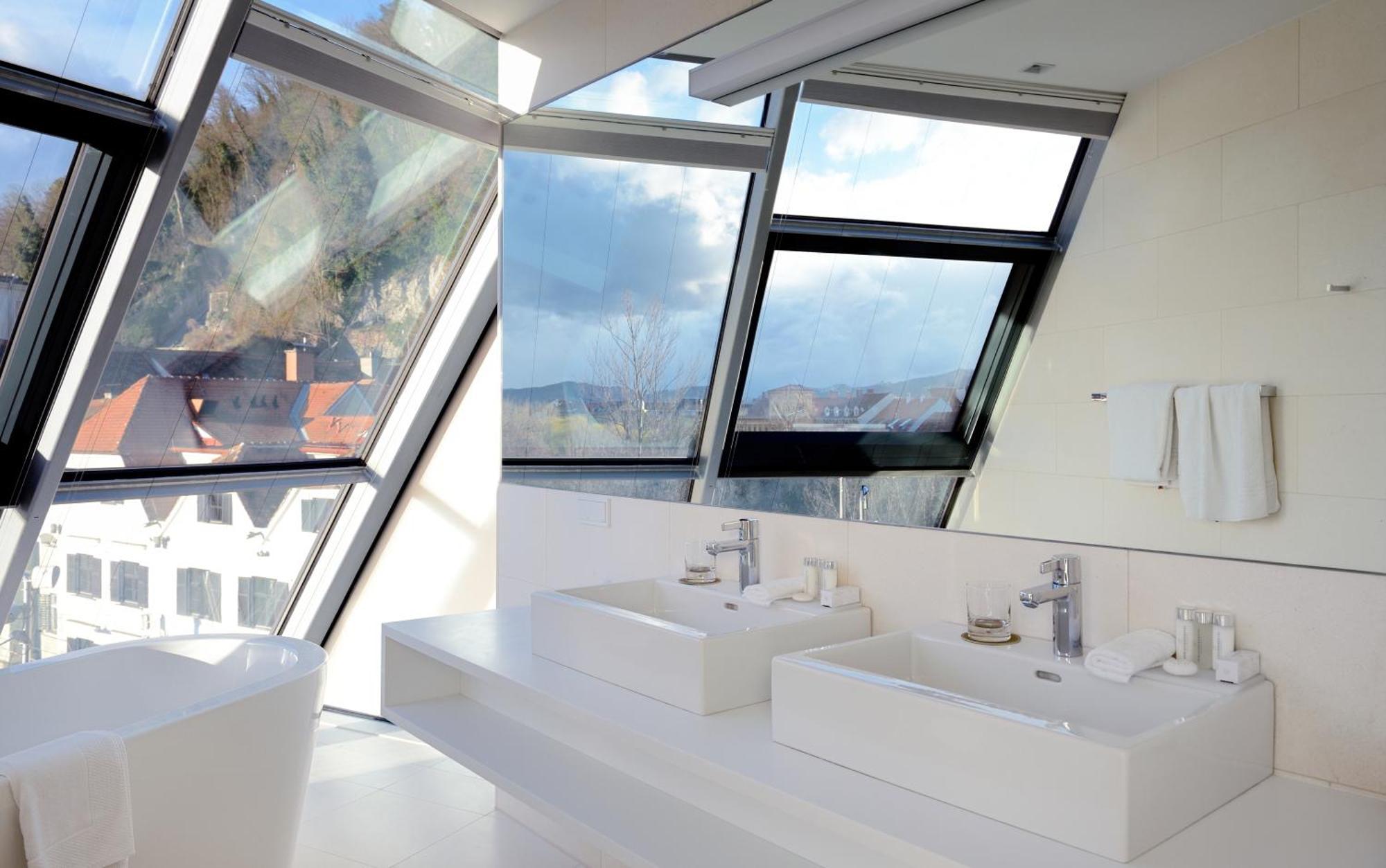 シュロスバーグホテル ダス クンストホテル グラーツ エクステリア 写真 Roof windows in a bathroom