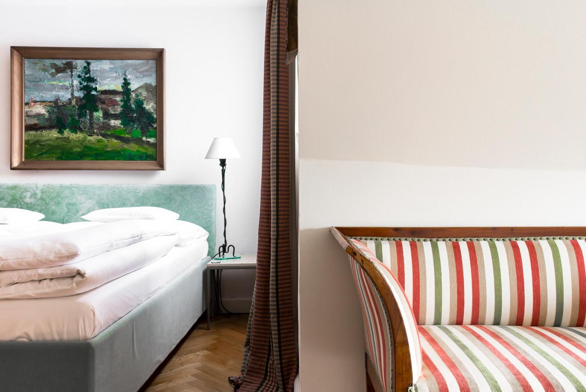 シュロスバーグホテル ダス クンストホテル グラーツ エクステリア 写真 A harp in a hotel room