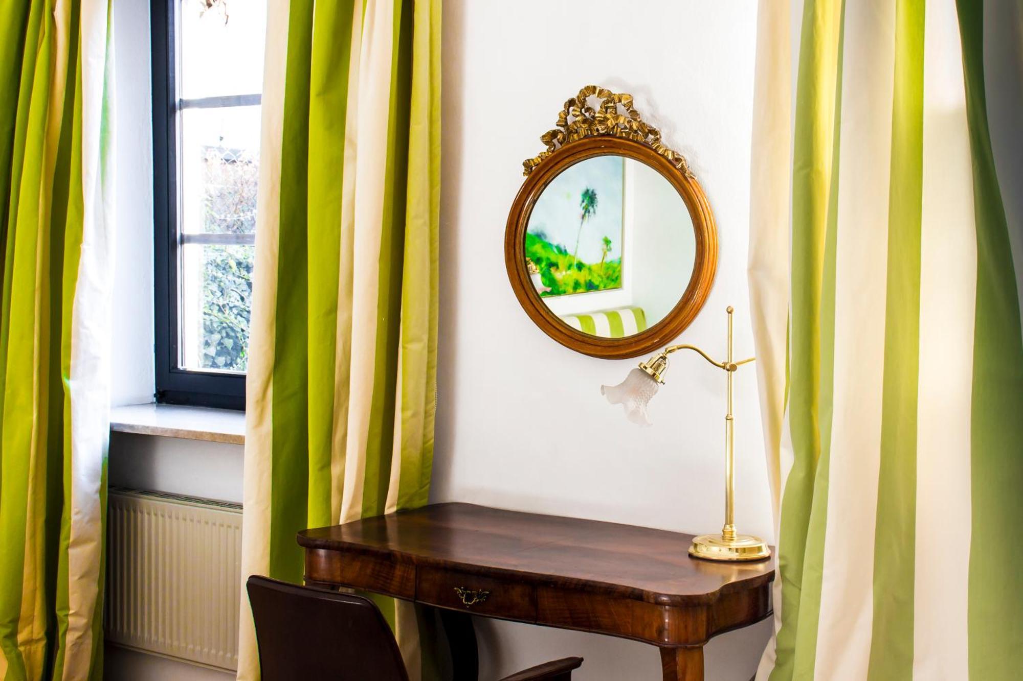 シュロスバーグホテル ダス クンストホテル グラーツ エクステリア 写真 Curtains in a bedroom