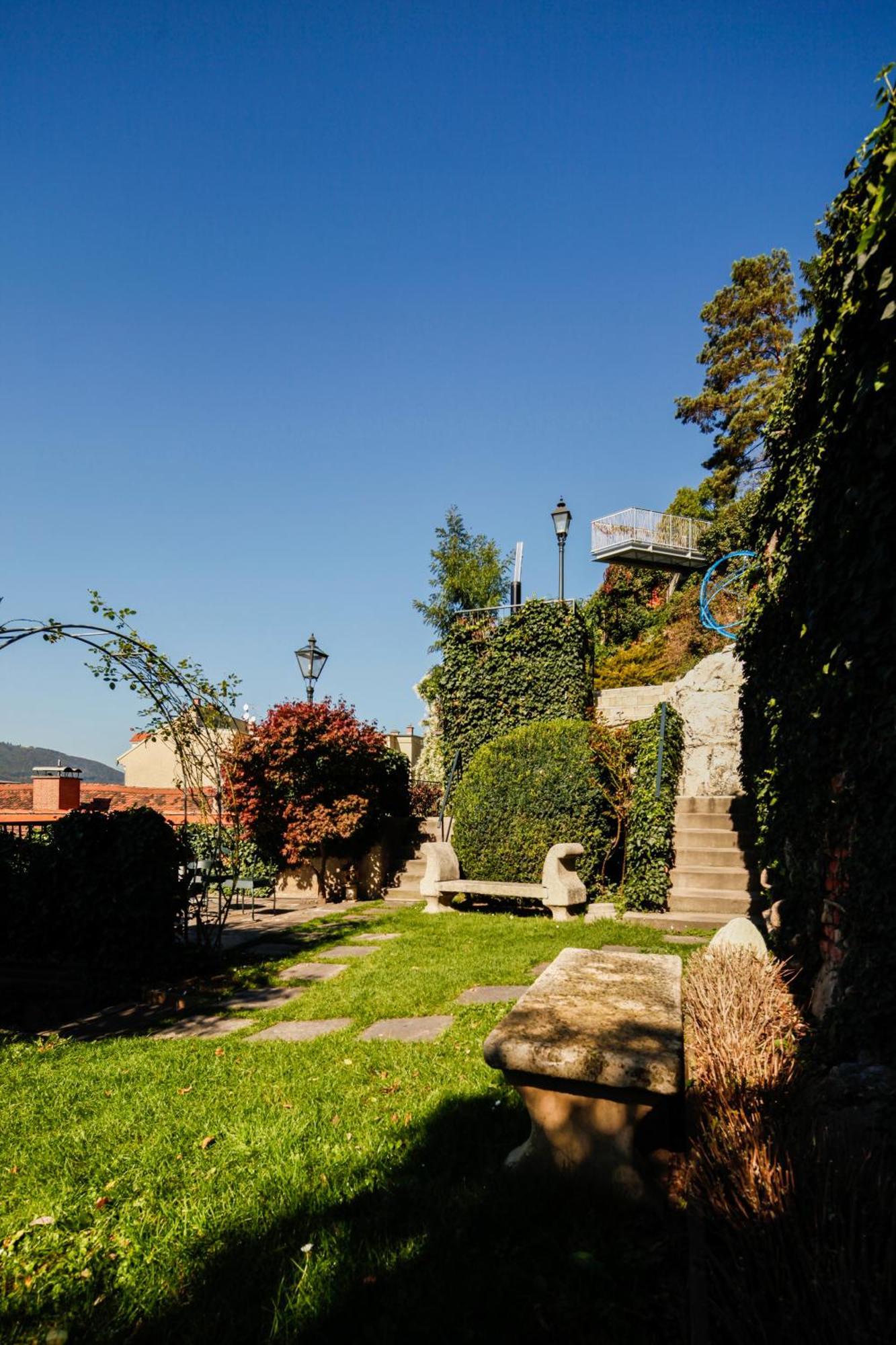 シュロスバーグホテル ダス クンストホテル グラーツ エクステリア 写真 The gardens of the castle
